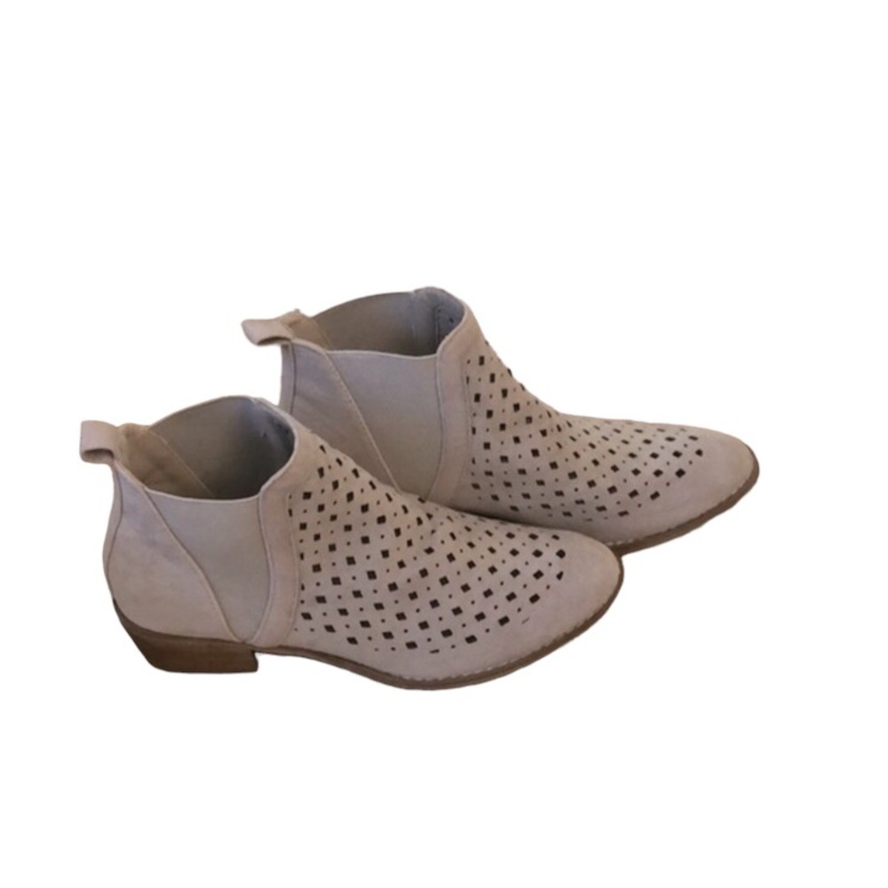 Yoki Cut Out Split Tan Booties Women’s Size 7.5